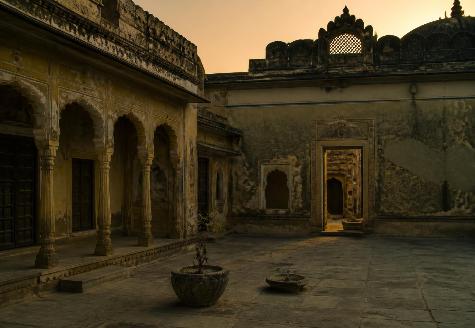 Weathered haveli courtyard in Rajasthan at dusk